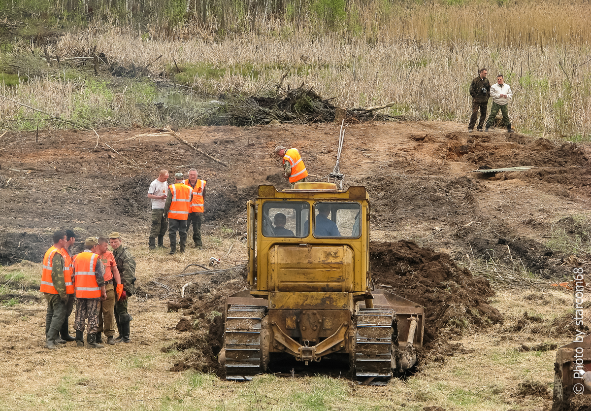 После первой промывки милиция отогнала зевак. Вновь взревели дизеля тракторов и машину вытащили на берег уже полностью. Пролистывайте галерею вправо... =>