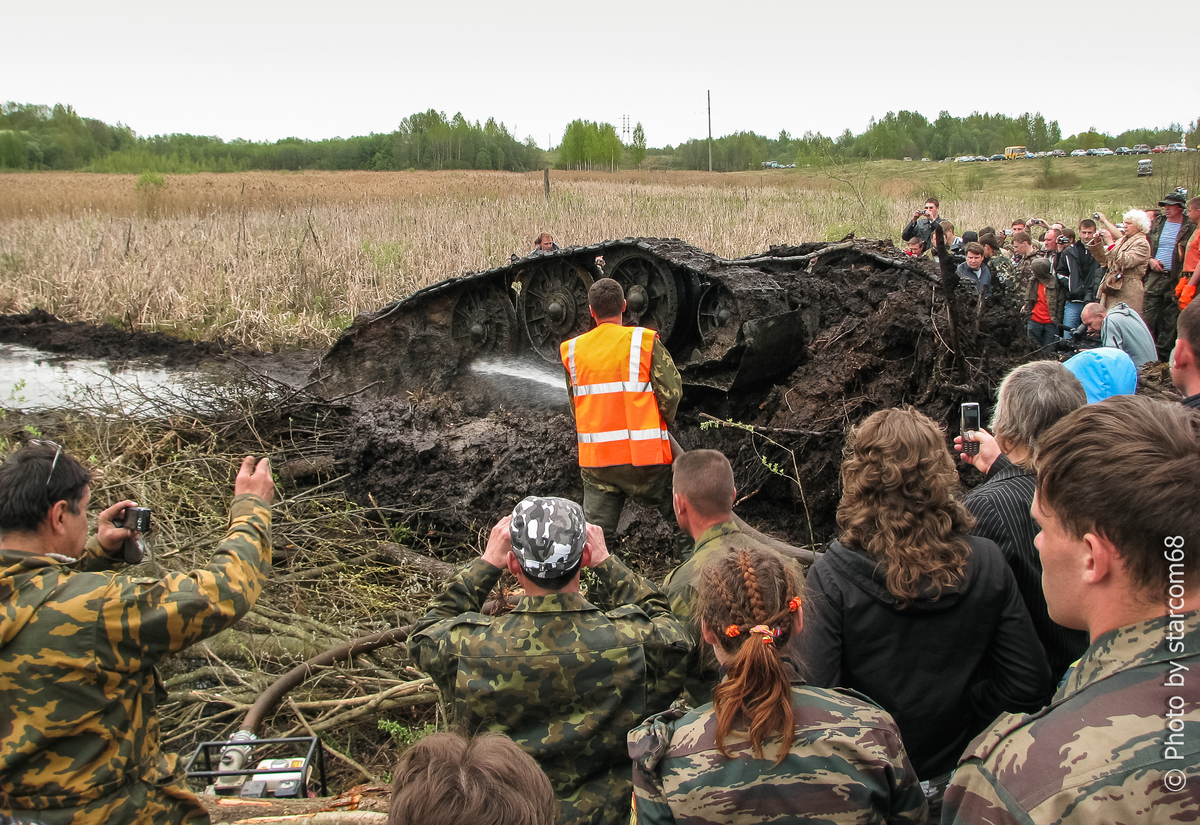 Вторая промывка. Публика вновь допущена к боевой машине. Народу стало значительно больше и за место для съемки началась конкуренция. Пролистывайте галерею вправо =>
