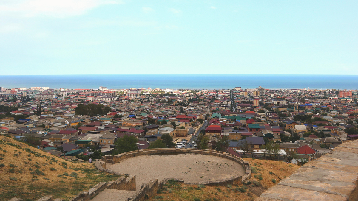 Вид на Дербент с подножия крепости Нарын-кала