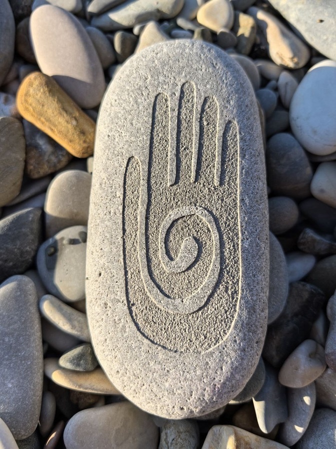 Лазерная гравировка на морской гальке, символ "Открытая ладонь" или "Исцеляющая рука". Лично для меня это символ того, что я открыта Миру и пришла с миром. 