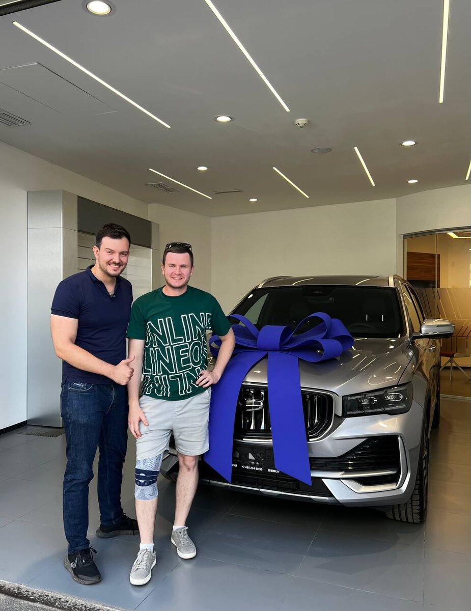 Это мы с Владимиром забираем его новенький Geely Monjaro
