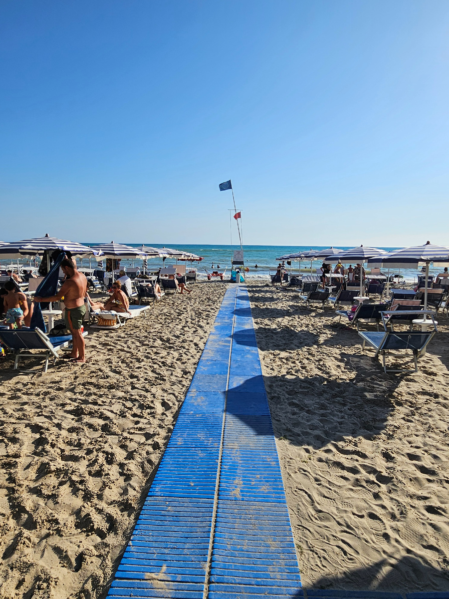 Дорога к морю есть, а толку? На ветру полощется красный флаг