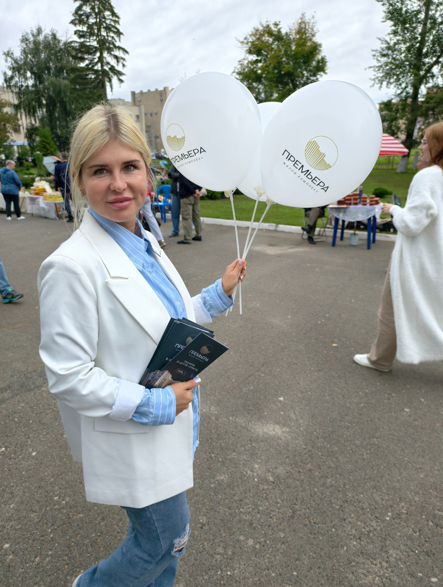 Менеджер Екатерина, на выставке в г. Выкса. Представляет строящийся объект ЖК Премьера
