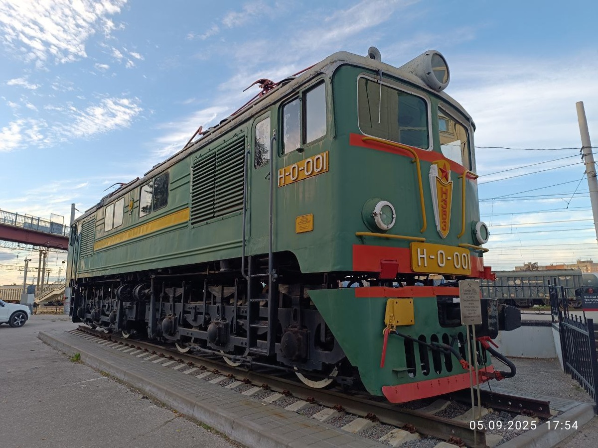 Нет, это не тот электровоз, на котором я приехала. Электричка Москва-Рязань была на удивление новенькой и комфортной в отличие от убитых латаных-перелатаных электричек, курсирующих на многих направлениях Московской области. А это - электровоз-памятник на вокзале: "В декабре 1955 года впервые на участке  Ожерелье-Михайлов начали эксплуатироваться электровозы НО на переменном токе"