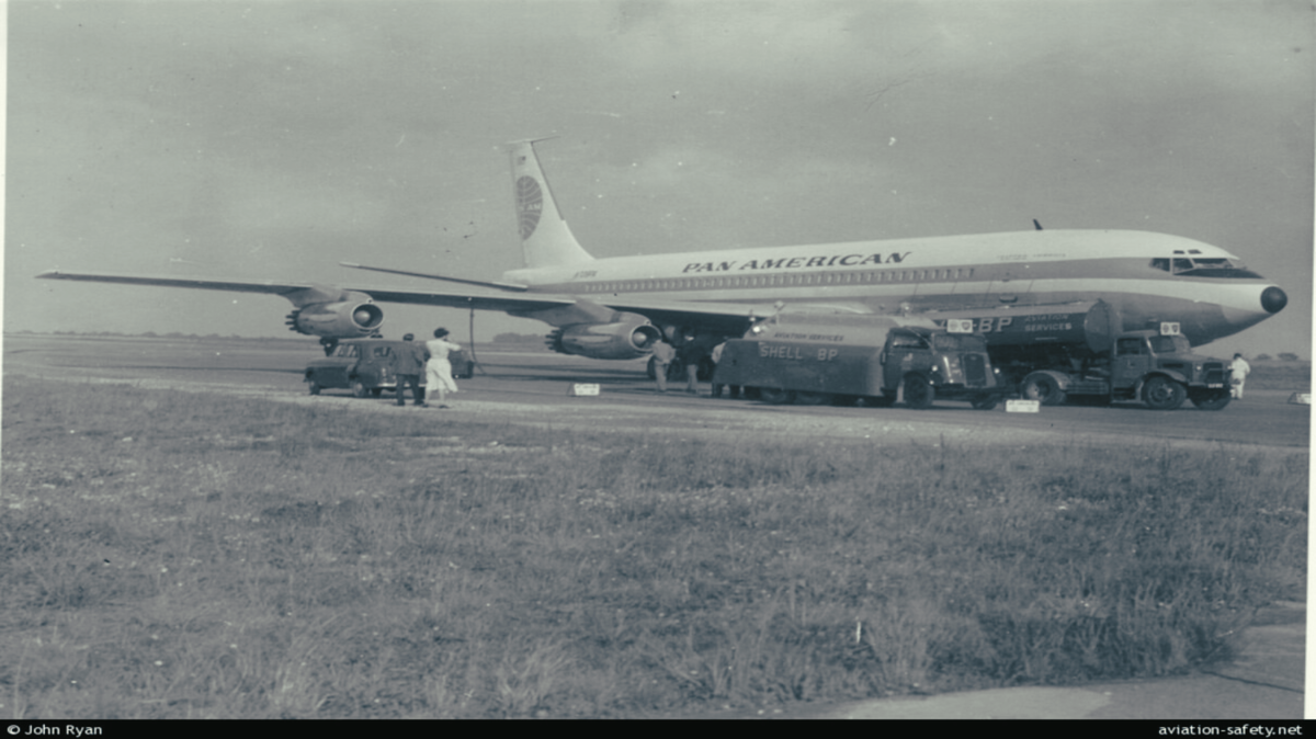 Boeing 707 Pan American на заправке