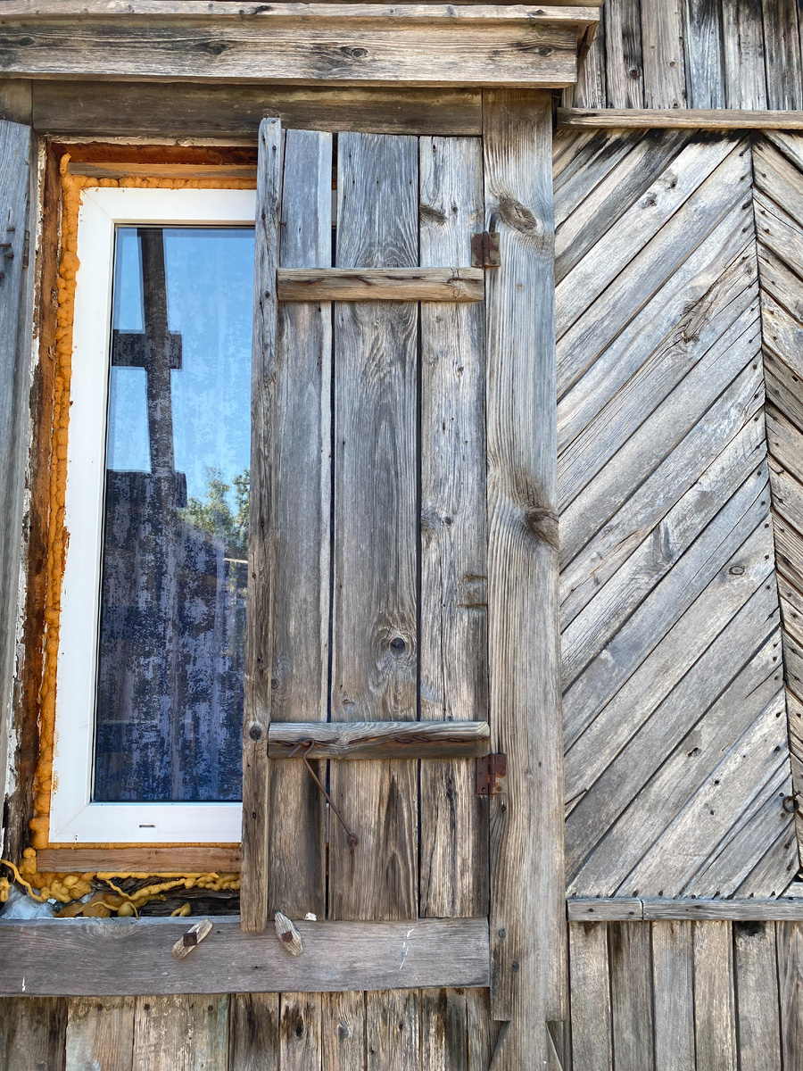 На контрасте: ставни обрамляют современные окошки. Фото из архива автора