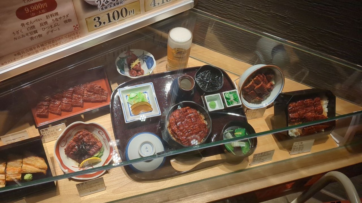 В этом кафе предлагают только блюда из угря и добавок к нему. Фото Антона Гольцмана