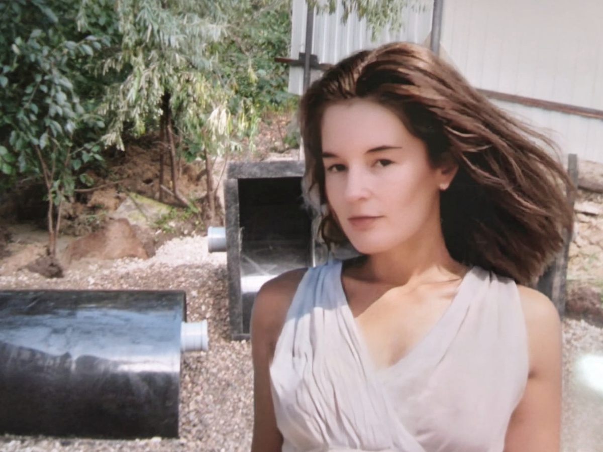 Моя помощница на фоне отечественных тоннелей, сваренных из листа