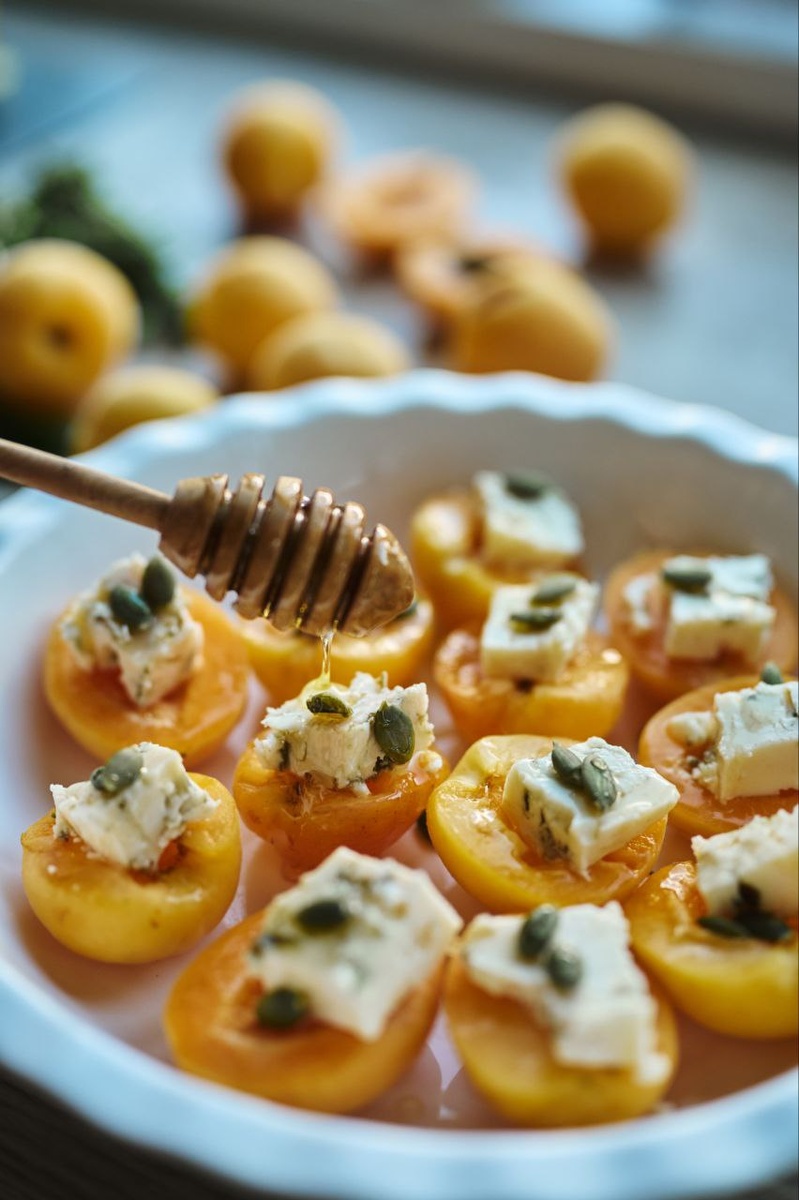 Вяленые абрикосы с сыром с голубой плесенью, мёдом и тыквенными семечками.