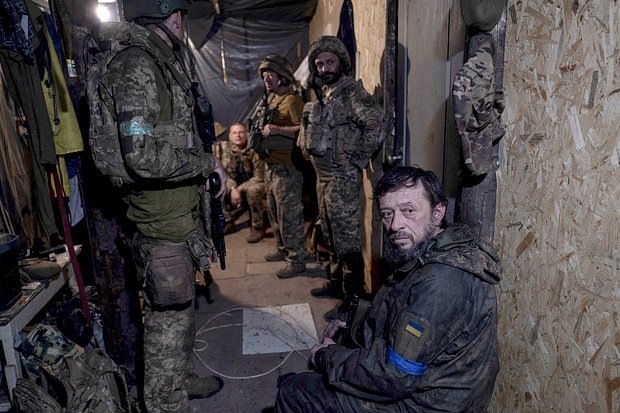    Украинские военнослужащие отдыхают после возвращения с передовой, территория Донецкой народной республики. Фото: Iryna Rybakova / UKRAINIAN ARMED FORCES / Reuters