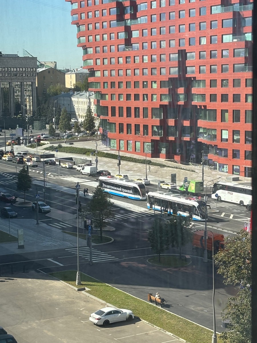 📷 1.1: Первый рейс на фоне красного здания у Сахарова: «Это автономный трамвай».