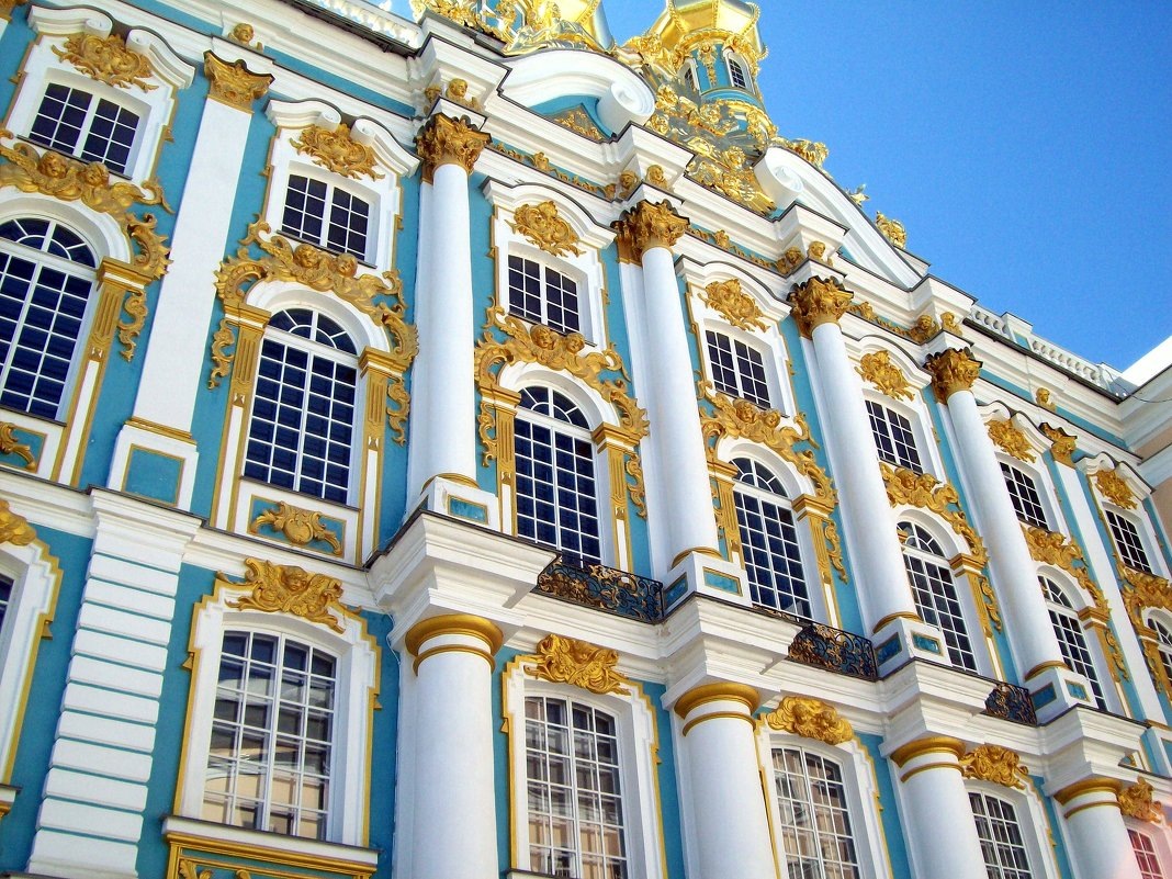 Величественный лазурный фасад Екатерининского дворца в Царском Селе, снятый в солнечный день с нижней точки
