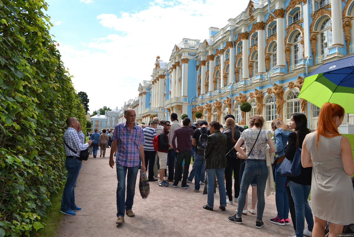Фотография длинной очереди туристов у касс Екатерининского дворца