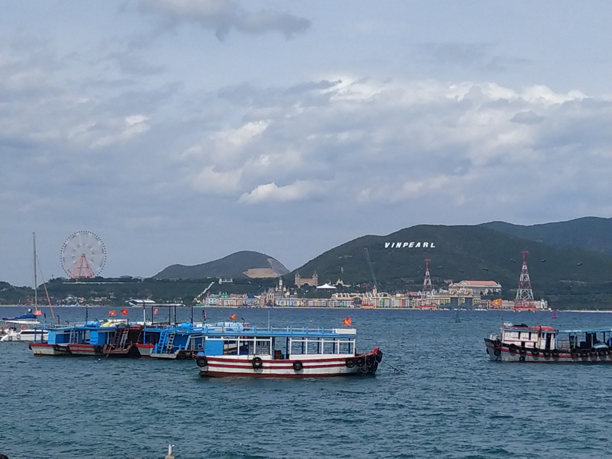Вид на остров Винперл с континентальной части Нячанга