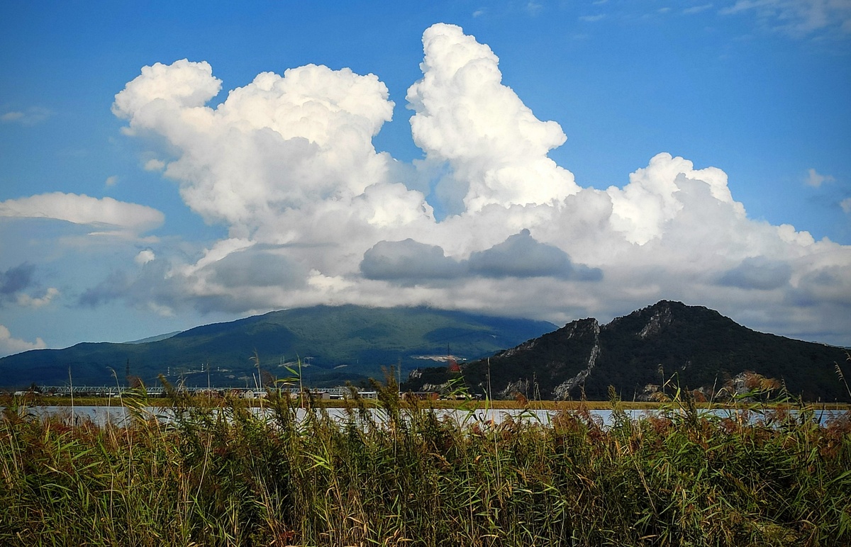 Гора Племянник расположена справа на первом плане