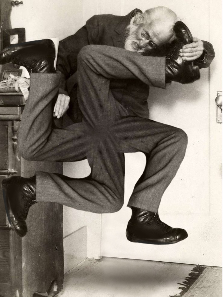 Внимание! Очень редкое фото. Зигмунд Фрейд «делает ноги» от нацистов. 