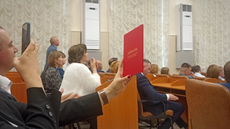     Более полусотни управленцев Алтайского края получили дипломы президентской программы. 2025 год. Софья Комарова