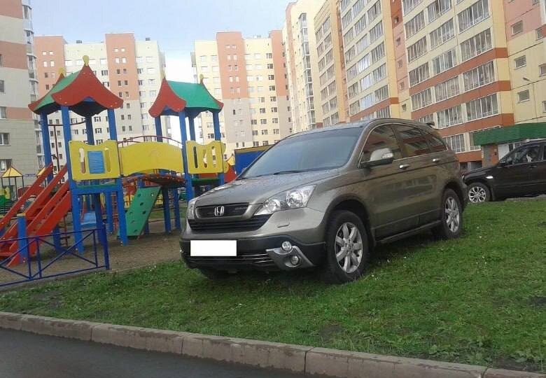 "Мы просто парковались": дамы в хиджабе напали на маму с младенцем после замечания