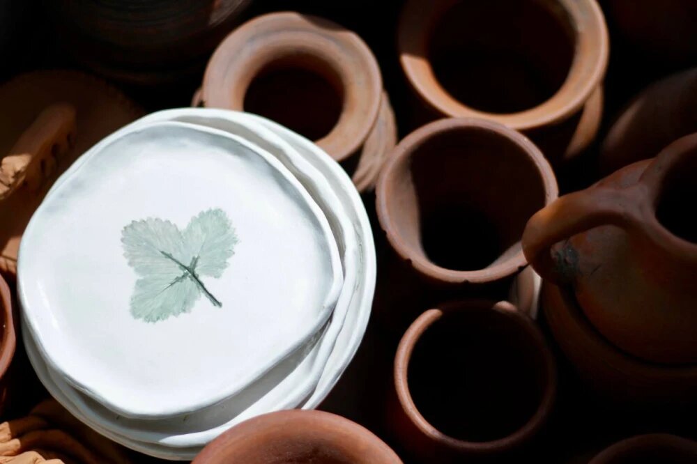    Тарелка из глины с оттисками живых растений или сграффито, © сайт Первого музея славянской мифологии