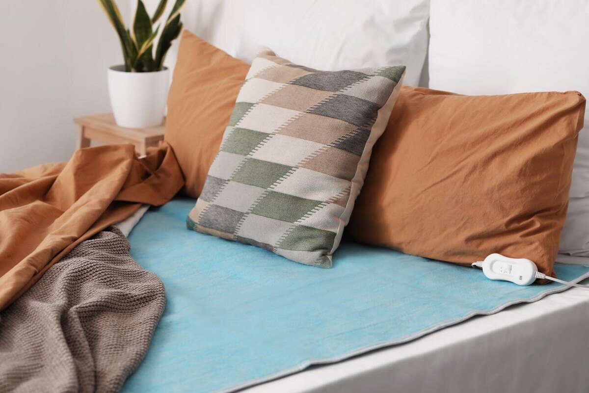    Отсыревшие подушки и матрасы можно подсушить феном 123RF/legion-media.ru