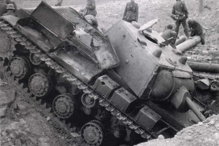 Танк КВ-1 производства ЛКЗ выпуска августа - сентября 1941 года в Красном Селе