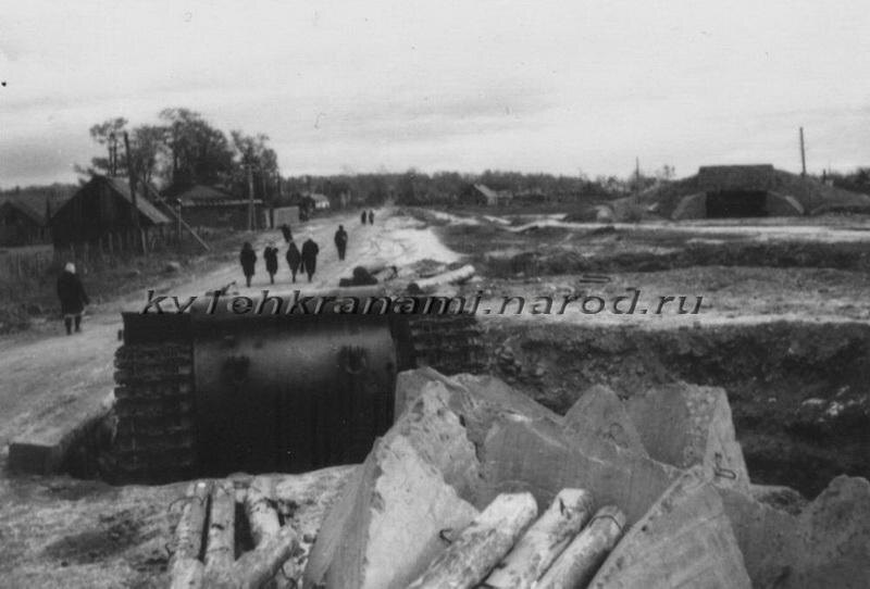 Танк КВ-1 производства ЛКЗ выпуска августа - сентября 1941 года в Красном Селе. На заднем плане виден ДОТ (коллекция автора)