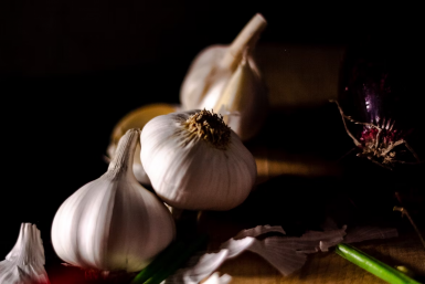 Чеснок будет хрустящим до следующего лета — храню по завету деда и "жирую" круглый год  📷
