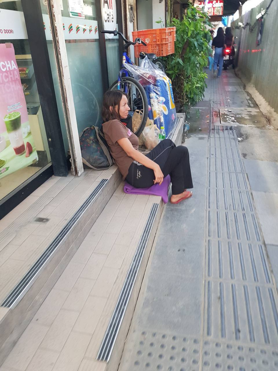 У нее  минимум две футболки: зеленая и коричневая. 