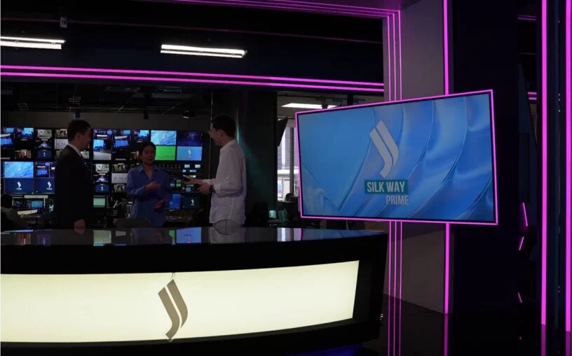 В студии нового телеканала Silk Way Prime. Иллюстрация с сайта государственного информационного агентства Казахстана «Казинформ».