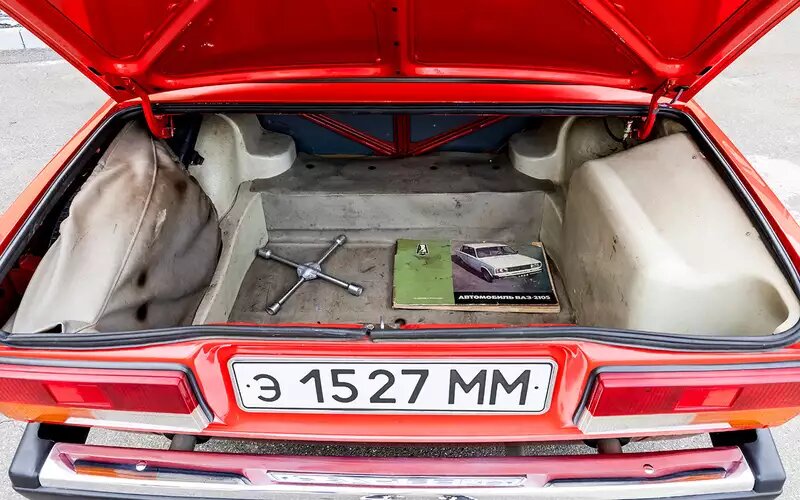    У ВАЗ‑2107, как и других «люксовых» моделей Жигулей (2103 и 2106), весь багажник отделан пластиком.