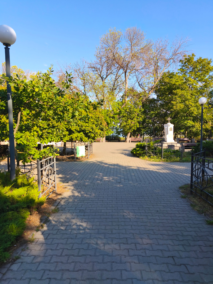 Комсомольский сквер на высоком берегу Таганрогского залива