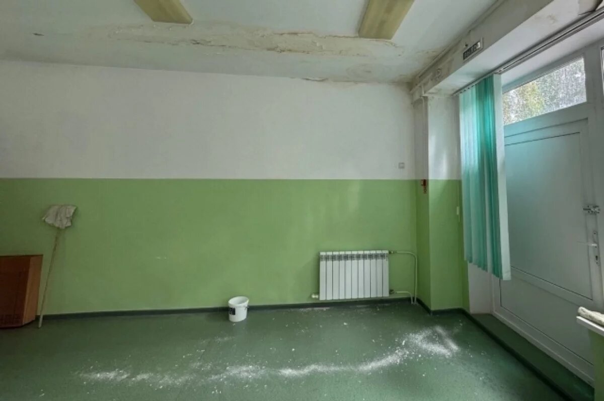    Проблема в детском саду на ул. Спортивной в Ленинском округе не нова. Как рассказывают родители, кровля протекает уже несколько лет.