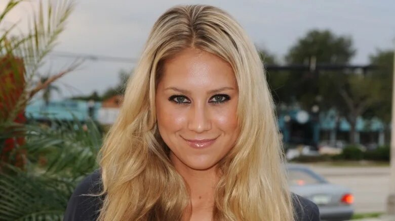 https://www.nickiswift.com/img/gallery/the-transformation-of-anna-kournikova-from-1-to-41/anna-kournikova-gained-american-citizenship-in-2010-1664562126.jpg
