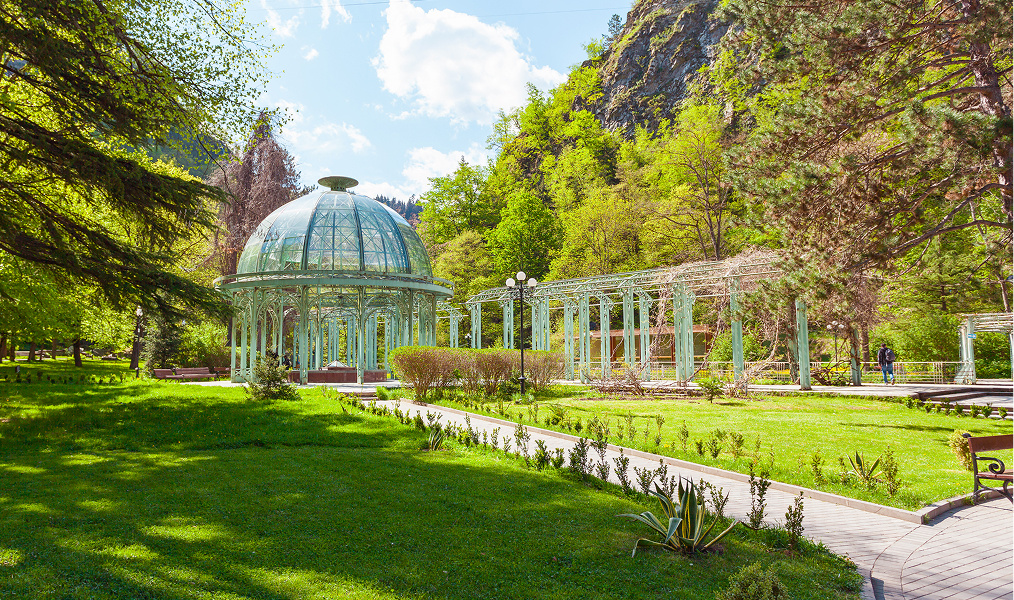 Лучшее место для знакомства с курортом — центральный парк Боржоми.Фото: LALS STOCK / Shutterstock.com
