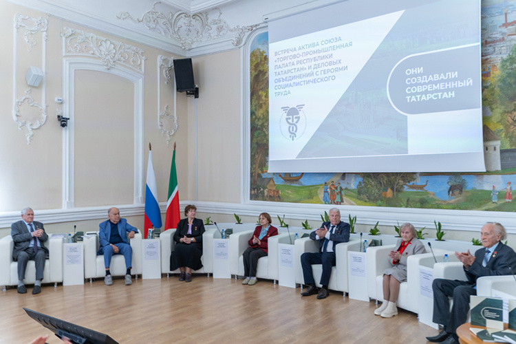    На правах хозяина и одного из авторов издания первым взял слово Шамиль Агеев.   
Фото: tatarstan.tpprf.ru