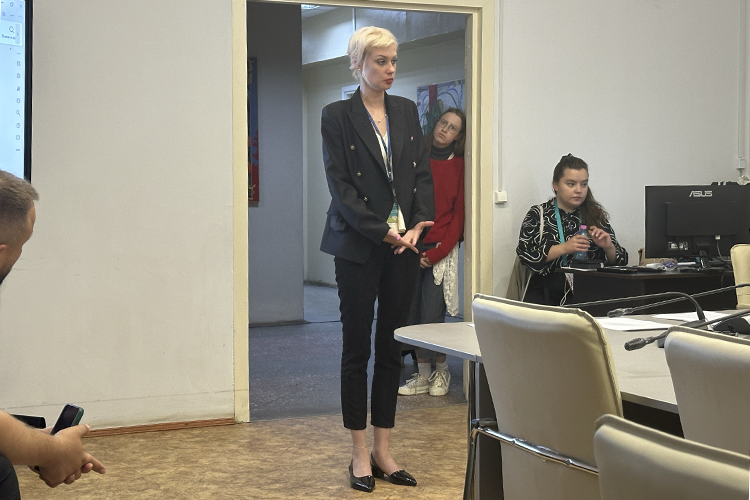    Юлия Захарова из Казани представила концепцию игрового сериала с рабочим названием «Кто если не мы». Одна из серий будет посвящена девушке-снайперу из Татарстана, а другая — девушке-медику.   
Фото: Илья Зима