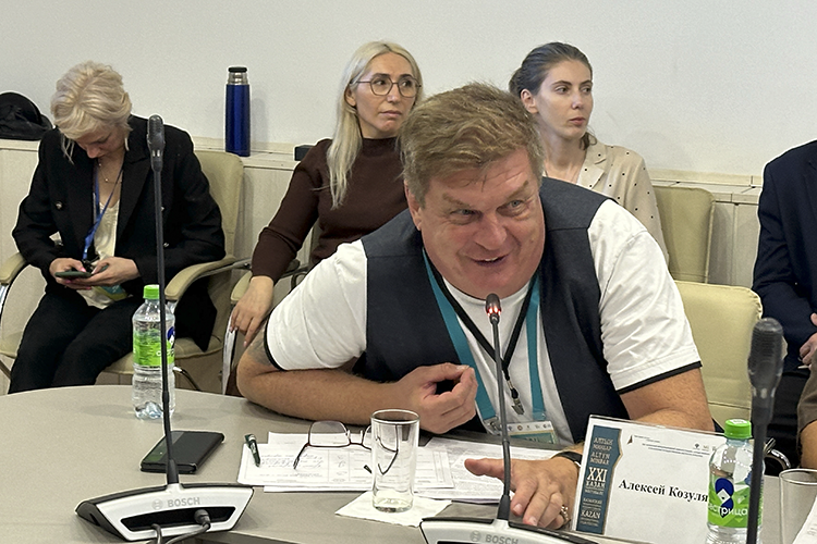    Алексей Козуляев: «А у вас как это будет показано: красиво или правдиво? Потому что в Голливуде, как мы знаем ориентация на первый стиль, а у нас самое главное — правдивость».   
Фото: Илья Зима