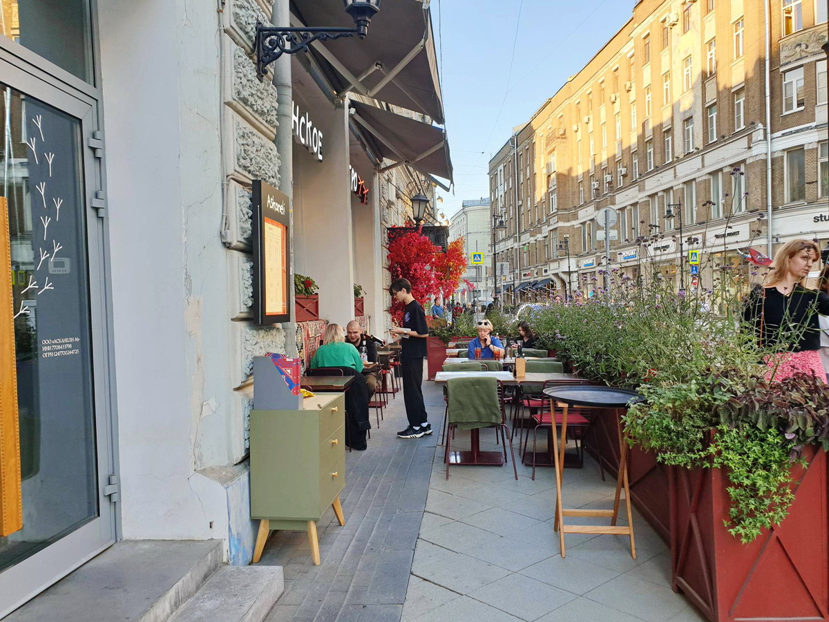 Веранда при входе в ресторан-бистро "Асканели"