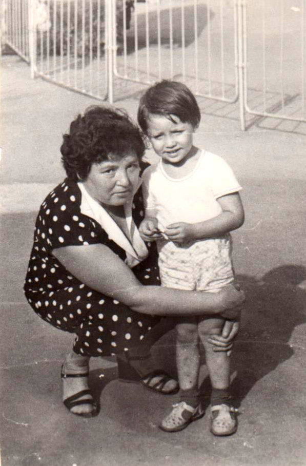 Бабушка Галина Алексеевна и внук Алексей по дороге на работу в детский сад