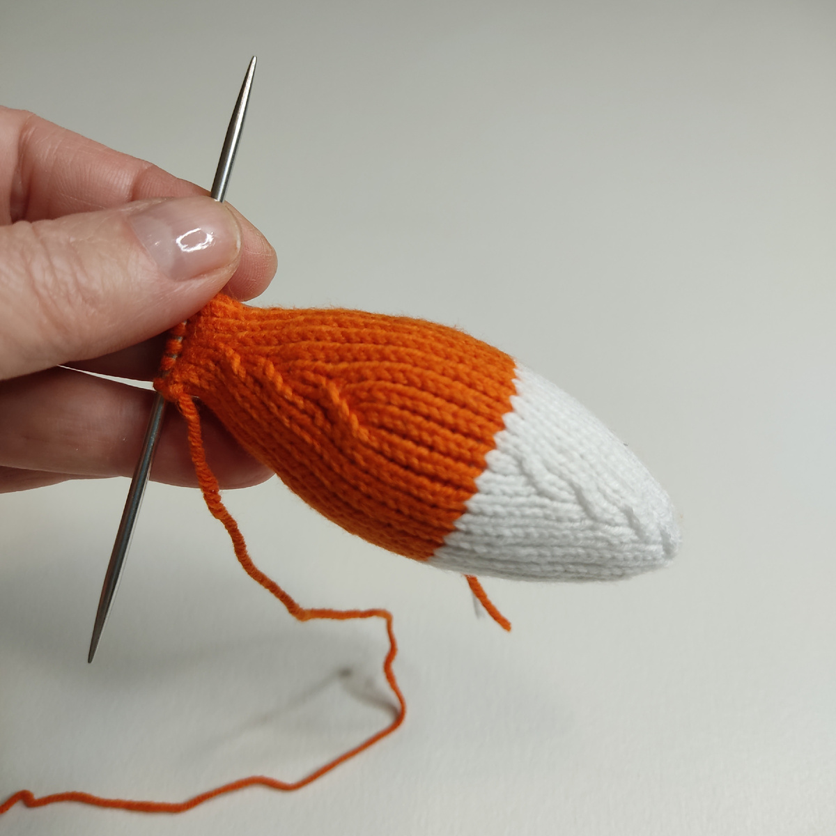 Плотная ровная набивка детали наполнителем: дырок нет. Обратите внимание на длину спицы — самое то для вязания игрушек. 