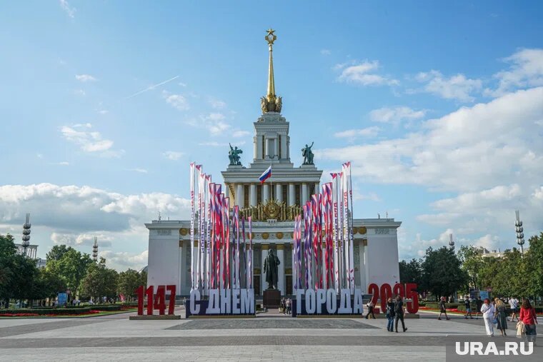 Москва сегодня отмечает свой главный праздник — День города. Фото: Вячеслав Немышев © URA.RU