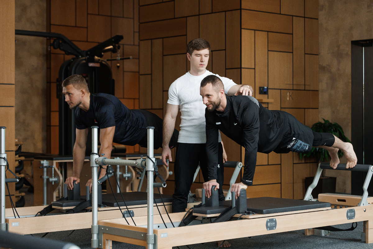 Сплит-тренировка по пилатесу на оборудовании в студии Pilates RCC