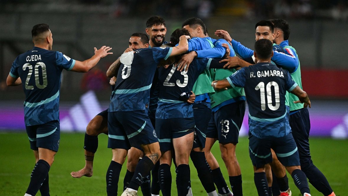    Футболисты сборной Парагвая празднуют выход на ЧМ-2026. AFP