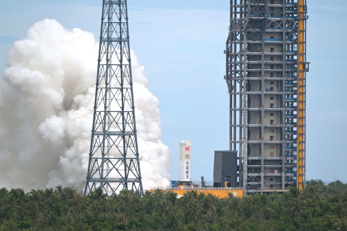    «Великий поход-10», сверхтяжелая китайская ракета, которая выведет пилотируемый корабль к Луне, провела сувои первые огневые испытания в августе 2025 года / © VCG, VCG