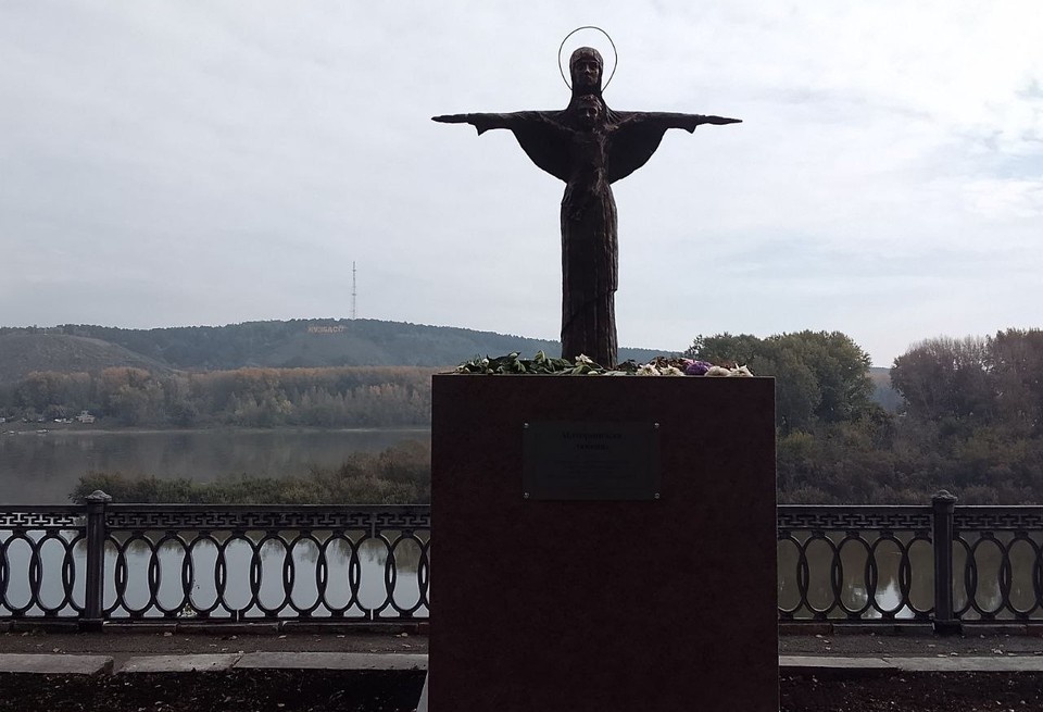    Композицию установили в самом центре города. Анастасия СЕРГЕЕВА