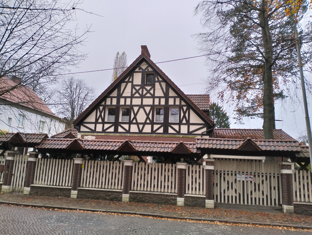 Просто дом. Как декорация к фильму.