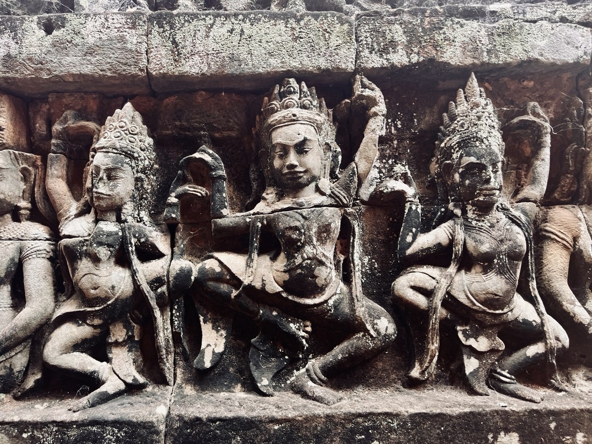 Рельеф танцующих апсар