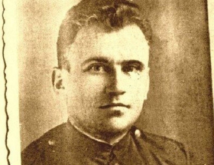 Его тело горело словно факел, но он не остановился и бросился на вражеский танк