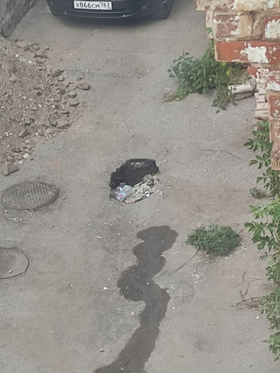    Дыра во дворе дома на Галактионовской, 79 литер Б / Автор фото: Ирина Севастьянова, предоставлено редакции