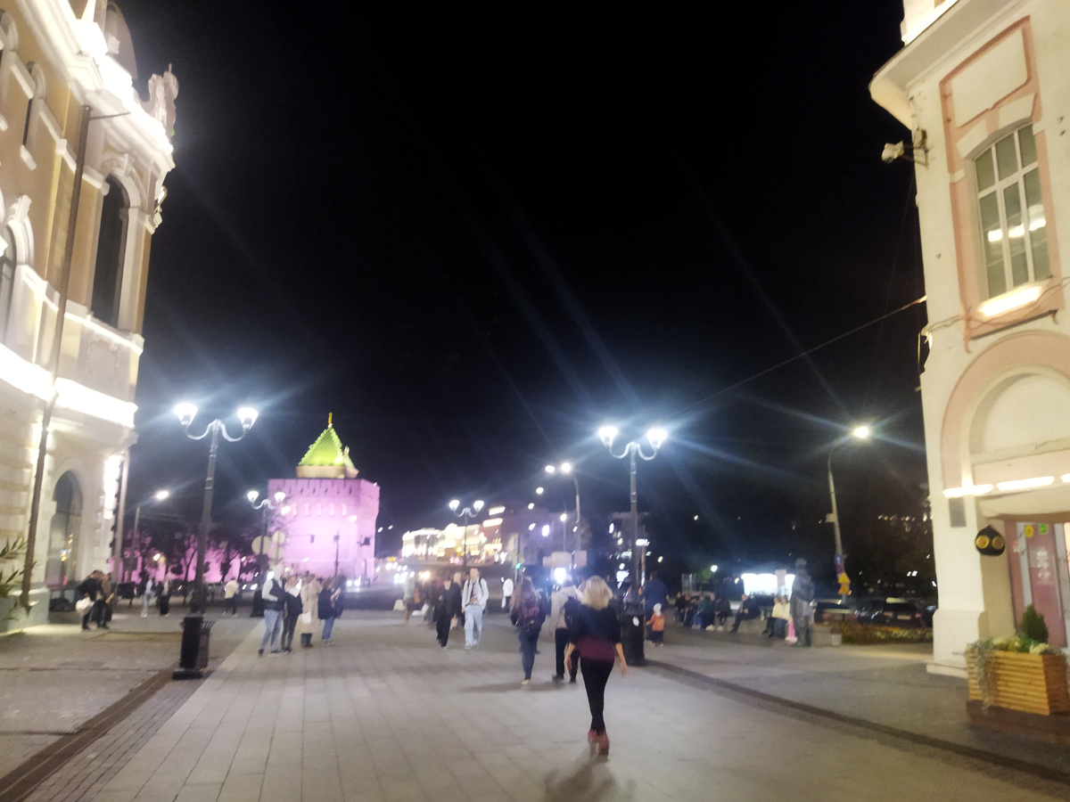 Вот она, Дмитриевская башня Нижегородского Кремля на площади Минина и Пожарского